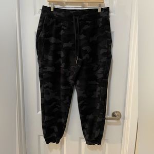 Lululemon Scuba Joggers in black camo